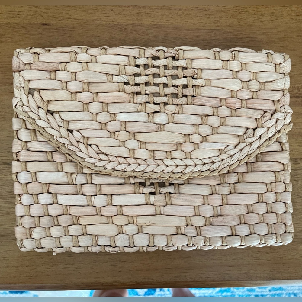 Straw clutch handbag
